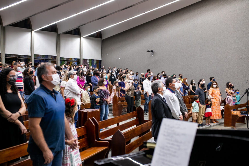 Professores, colaboradores e alunos reunidos na Igreja em agradecimento a Deus pelos 70 anos do IPE, escola confessional cristã em Goiânia.